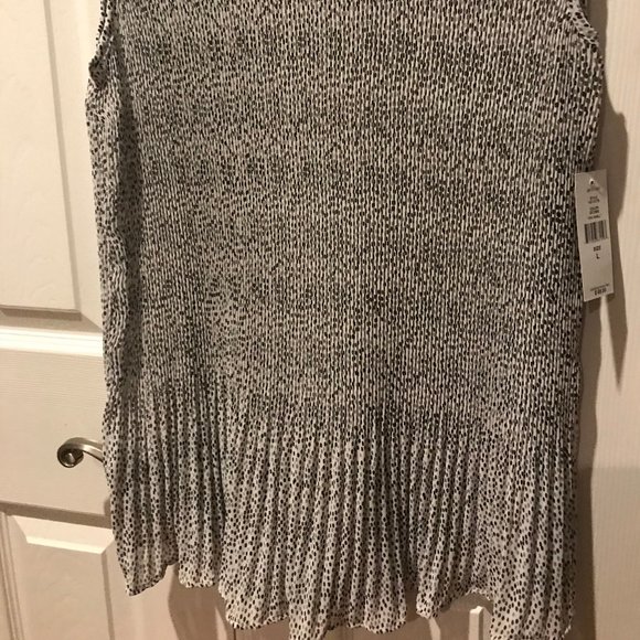 NWT- Nice polka dot pull over sleeveless top.  Pleated camisole blouse. - Picture 5 of 10